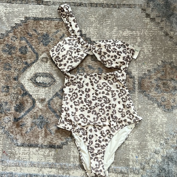 AERIE (NWT) One Shoulder Leopard One Piece Swimsuit, Size M - Picture 2 of 9